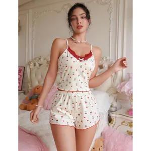 Ensemble de pyjama deux pièces pour femme avec imprimé cerise, dentelle rouge et nœud