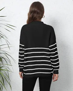Details des schwarz-weiß gestreiften Strickpullovers mit Rippbündchen und lockerem Schnitt