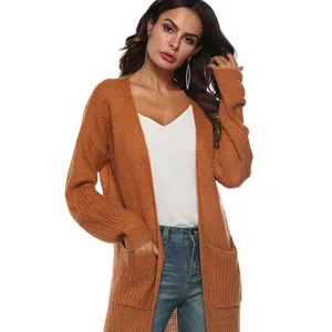 Détail de la maille épaisse en mohair et de la grande poche avant sur le cardigan long