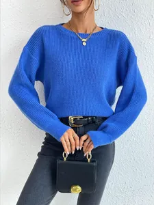 Dettaglio della maglia del maglione blu con motivo a coste verticali e girocollo morbido