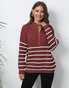 Detail von Halbreißverschluss und Metallring am gestreiften Strickpullover