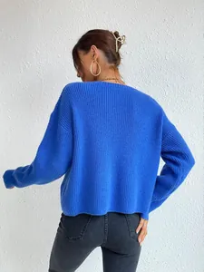 Vista posteriore di un maglione a trecce blu reale a vestibilità ampia a maniche lunghe