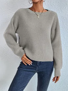 Dettaglio della trama del maglione in maglia di viscosa grigia con polsini a costine