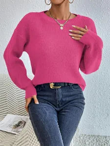 Dettaglio della maglia a coste e girocollo di questo maglione magenta a maniche lunghe