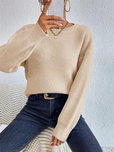 Dettaglio della trama in maglia a coste beige con girocollo e maniche lunghe con polsini