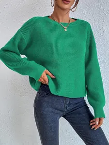 Dettaglio del maglione in maglia verde con polsini a costine e trama in viscosa