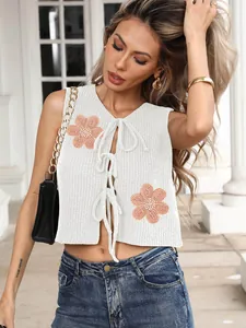 Gilet en maille blanche pour femme avec nœuds et broderies de fleurs orange au crochet