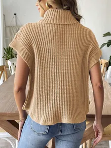 Vista trasera del chaleco de punto camel con cuello alto y textura acanalada gruesa