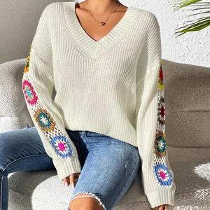 Pull en maille crème chic avec col en V et manches en patchwork de crochet coloré