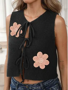 Gilet court en tricot noir pour femme avec écussons fleurs roses et nœuds de fermeture