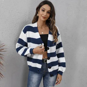 Gros plan du cardigan en maille rayé bleu et blanc avec boutons noirs et col en V