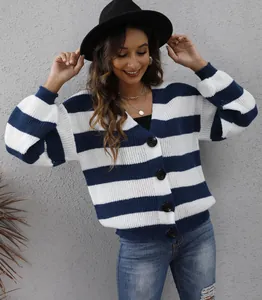 Détails d'un gilet pour femme à col en V avec rayures bleues et blanches et boutons