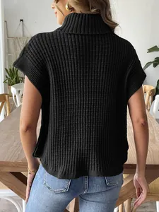 Vista posterior de un chaleco de punto negro con cuello alto y textura acanalada
