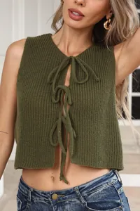 Dettaglio del gilet in maglia verde scuro con coste verticali e tre lacci anteriori