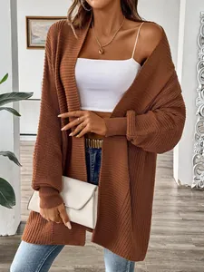 Detailansicht der braunen Grobstrickjacke mit deutlich erkennbarer Strickstruktur