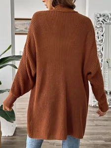 Rückansicht eines karamellfarbenen Oversize-Grobstrickpullovers mit Rollkragen und langen Ärmeln