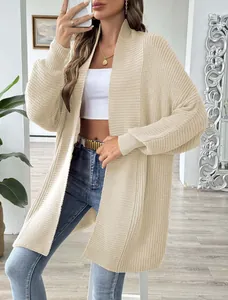 Nahaufnahme der beige gerippten Strickjacke mit Fokus auf hochwertige Strickstruktur