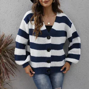 Détail du cardigan rayé bleu et blanc avec de grands boutons et des manches bouffantes