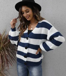 Détail du cardigan à rayures bleu marine avec col en V et gros boutons noirs
