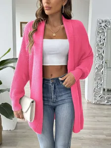 Detail der rosa Strickjacke mit langen Ärmeln und lockerem, offenem Frontdesign