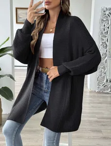 Details der schwarzen Grobstrick-Strickjacke mit lockerem Drop-Shoulder-Design
