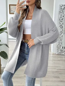 Detaillierte Textur der grauen Strickjacke mit Rippenmuster und weichem Langarm-Design