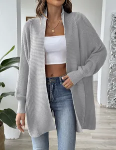 Nahaufnahme der groben Rippstrickstruktur dieses langen hellgrauen Cardigans für Damen