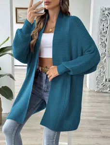 Detail einer pfauenblauen Strickjacke mit Rippenmuster und lockerer Passform