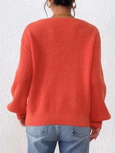 Vue arrière d'un pull en maille orange à col en V avec épaules tombantes et manches lanterne
