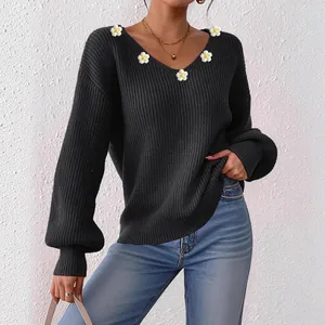 Pull en maille noire pour femmes avec col en V, motifs de marguerites et texture côtelée