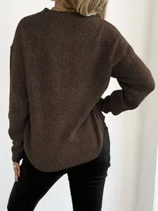 Détail de la broderie lèvres à paillettes au dos du pull en maille marron pour femme