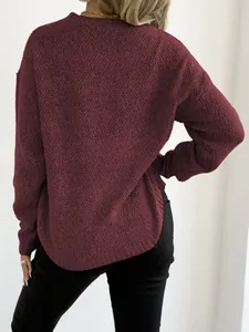 Vue arrière d'un pull bordeaux à manches longues avec texture de maille fine