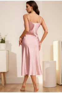 Vista trasera de un camisón de satén rosa que muestra su textura sedosa y su ajuste elegante