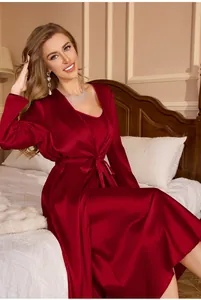 Detalle de elegante conjunto de pijama de satén rojo oscuro con bata larga y cinturón