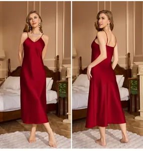 Detalle de camisón largo de satén burdeos con cuello en V y tirantes finos de lujo