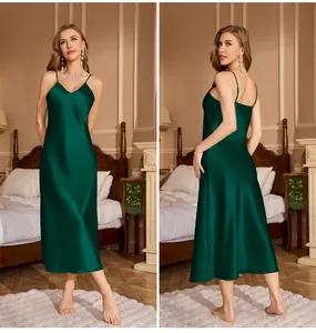 Detalle de camisón largo de satén de seda verde oscuro con tirantes finos y cuello en V