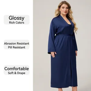 Accappatoio lungo in raso blu navy taglie forti da donna con finitura lucida e setosa