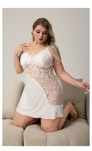 Détail de la nuisette en satin blanc avec dentelle florale délicate et décolleté en V