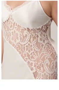 Vue détaillée d'une nuisette en satin blanc avec dentelle florale et décolleté en V chic