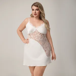 Détail d'une nuisette en satin blanc avec dentelle florale complexe et col en V profond