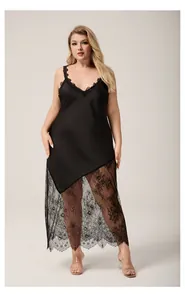 Détail de chemise de nuit en satin noir avec broderie dentelle et ourlet asymétrique