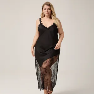 Détail de chemise de nuit en satin noir avec dentelle au décolleté et à l'ourlet