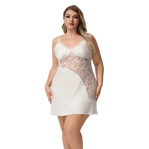 Nuisette blanche en satin grande taille avec col en V et patchwork de dentelle