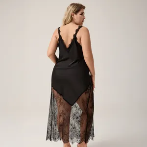 Détail du dos en V profond avec bordure en dentelle sur cette chemise de nuit en satin