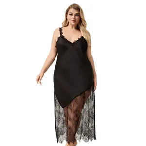 Nuisette grande taille en satin noir avec col en V en dentelle et ourlet asymétrique