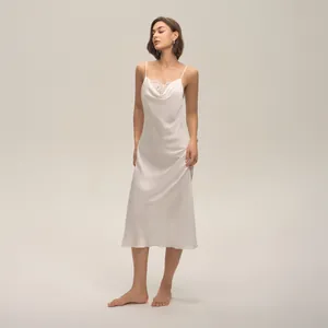 Elegante Camicia da Notte in Raso Bianco Bordo in Pizzo Spacco Laterale Scollo a Cappuccio Abito Sottoveste Lungo da Donna