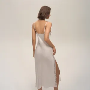 Elegante abito sottoveste in raso bianco perla con schiena scoperta e spacco in pizzo