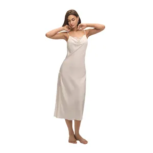 Elegante sottoveste in raso avorio con pizzo e scollo a cappuccio per un look lussuoso