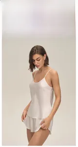 Détails de l'ensemble caraco en satin blanc à fines bretelles et texture soie