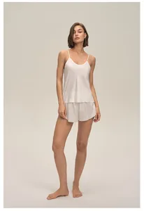 Détail de l'ensemble pyjama en satin avec haut à col en V et short en blanc laiteux